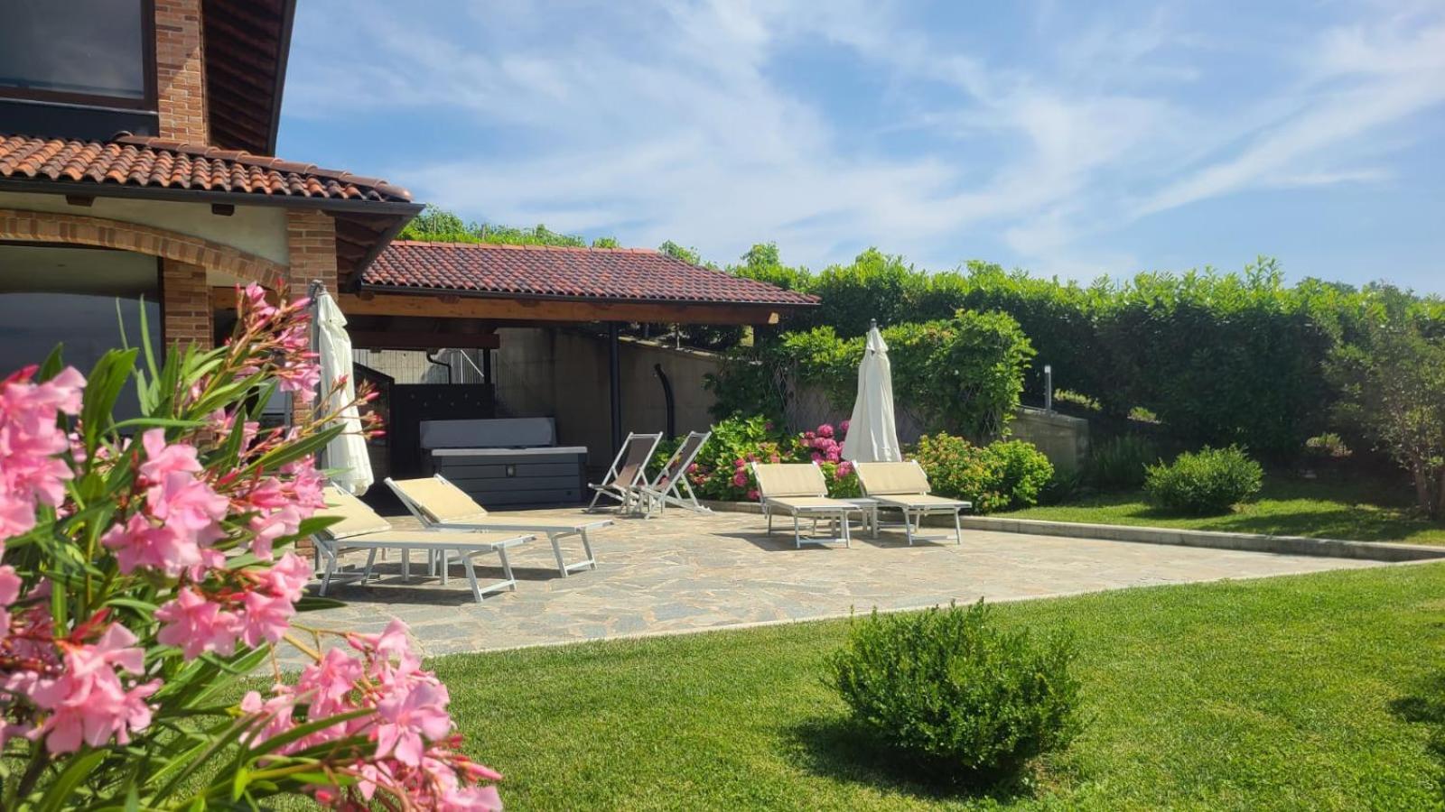Villa Casa Castella - Adults Only - Langhe Diano dʼAlba Exterior foto